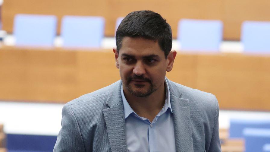 Радостин Василев: За първи път в историята премиер бяга от блиц контрол