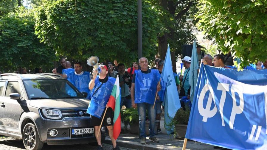 Служители на градския транспорт на протест...
